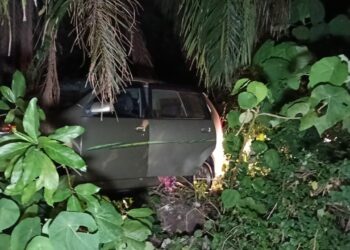 KENDERAAN dipandu suspek yang membawa mayat seorang wanita di kawasan Simpang Pulai, Ipoh hari ini.  - UTUSAN