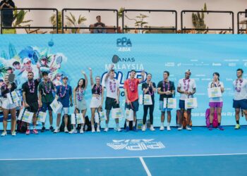 (Dari kiri) Anna Bright, Tyson, Jonathon Truong, Tama Shimabukuro, Alix Truong, Hannah Blatt, Grayson Golden, Christian Alshon, Kaitlyn Christian, Zane Navratil, Armaan Bhatia, Zoey Chao Yi Wang dan Ben Johns menerima kit alu-aluan daripada Pengasas Panas Express, Vincent Siow serta Pengarah Urusan UPA Asia, Kimberly Koh menjelang Kejohanan Panas Malaysia Cup 2025 di Setia Alam. - IHSAN PPA ASIA