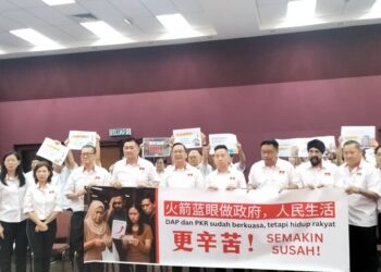 DOMINIC Lau Hoe Chai (tengah) ketika menghadiri Persidangan Perwakilan Parti Gerakan Pulau Pinang di George Town, Pulau Pinang, hari ini.