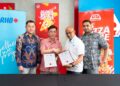 DERIC Yeo (dua dari kiri) pada majlis menandatangani memorandum persefahaman (MoU) diadakan sempena pembukaan rasmi cawangan terbaharu US Pizza di Eco Grandeur.
