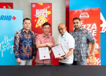 DERIC Yeo (dua dari kiri) pada majlis menandatangani memorandum persefahaman (MoU) diadakan sempena pembukaan rasmi cawangan terbaharu US Pizza di Eco Grandeur.