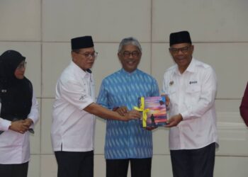 SAIFUDDIN Nasution Ismail (kanan) menyampaikan cenderamata kepada Al-Sultan Abdullah Ri’ayatuddin Al-Mustafa Billah Shah di Majlis penutup Jelajah Pahang Teguh Dadah Terkawal 2025  Negeri Pahang di Balora Mastika Maran, Pahang. - UTUSAN/ SALEHUDIN MAT RASAD