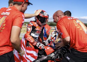 Qabil Irfan meraikan kejayaannya bersama krew pasukan selepas disahkan selaku juara keseluruhan ESBK Talent pada Kejohanan Superbike Sepanyol 2025 di Litar Estoril, Portugal, hari ini. - Ihsan SIC Racing
