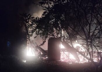 KEBAKARAN sebuah rumah struktur kayu di Rancangan Kemajuan Tanah (RKT) Kesedar Paloh 3, Gua Musang, Kelantan. -  IHSAN PENDUDUK