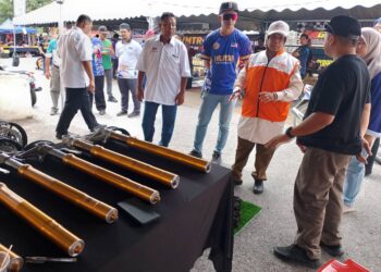 Aiman Athirah meninjau Karnival Permotoran Merdeka di Jenderam Hilir, Sepang di sini semalam.