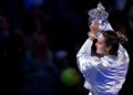 ARYNA Sabalenka menjulang trofi Terbuka Amerika Syarikat (AS) yang dimenanginya semalam. - AFP