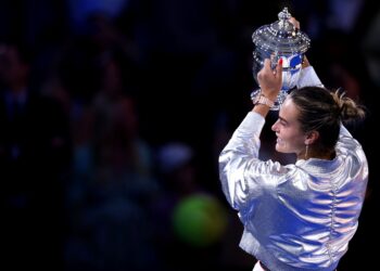 ARYNA Sabalenka menjulang trofi Terbuka Amerika Syarikat (AS) yang dimenanginya semalam. - AFP