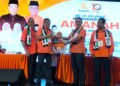 MOHAMAD Sabu (dua dari kiri) menerima keris sebagai gimik perasmian  Konvesyen Amanah Negeri Kelantan di Dewan Perniagaan Cina di Kota Bharu, Kelantan. - UTUSAN/ROHANA ISMAIL