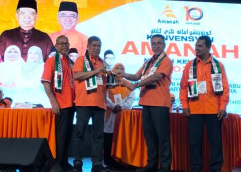 MOHAMAD Sabu (dua dari kiri) menerima keris sebagai gimik perasmian  Konvesyen Amanah Negeri Kelantan di Dewan Perniagaan Cina di Kota Bharu, Kelantan. - UTUSAN/ROHANA ISMAIL