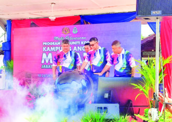 Saifuddin Nasution Ismail merasmikan Komuniti Korektif Kampung Angkat Madani Jabatan Penjara Malaysia di Pusat Reintegrasi Penghuni Kuala Muda, di Sungai Petani, semalam.