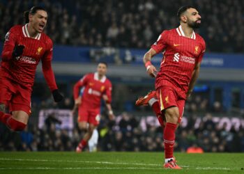 Mohamed Salah (kanan) bersama Darwin Nunez. - AFP