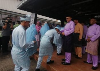 PENGANTIN lelaki bersalam dengan Ahmad Samsuri Mokhtar sewaktu Majlis Resepsi dan Perasmian Walimatulurus Perdana 2025 Peringkat Negeri Terengganu di Dewan Besar Majlis Daerah Hulu Terengganu, Hulu Terengganu. - UTUSAN /NOOR HAYATI MAMAT