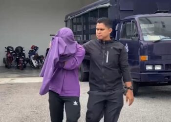 SUSPEK dibawa anggota polis semasa menghadiri prosiding sambung reman di Mahkamah Majistret Kota Bharu, Kelantan. - UTUSAN/ROSALWANI CHE SOH