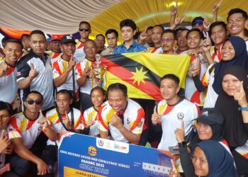 KONTINJEN Sarawak bergambar bersama Tengku Mahkota Pahang selepas acara penyampaian hadiah Kejohanan Cabaran Penyelamat Pantai (CDLC) 2025 di Teluk Cempedak di Kuantan, Pahang.