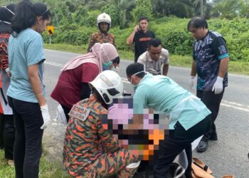 ANGGOTA Balai Bomba dan Penyelamat (BBP) Lahad Datu bertindak mengeluarkan mangsa yang tersepit di dalam kenderaan yang dipandunya. GAMBAR/ IHSAN BBP LAHAD DATU
Mangsa berusia 57 tahun itu diberi rawatan awal di lokasi kejadian sebelum dihantar ke Hospital Lahad Datu untuk pemeriksaan lanjut. - IHSAN BBP LAHAD DATU