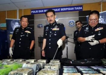 MOHAMAD Zainal Abdullah menunjukkan dadah yang dirampas dalam sidang media di IPK Sarawak, hari ini.