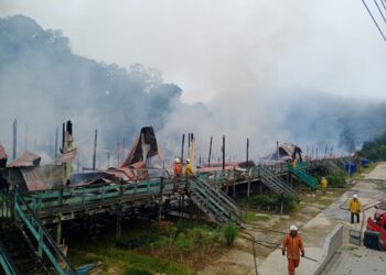 RUMAH panjang (Rh) Austin Ikew di Song yang ranap dalam kebakaran pada awal pagi, hari ini.
