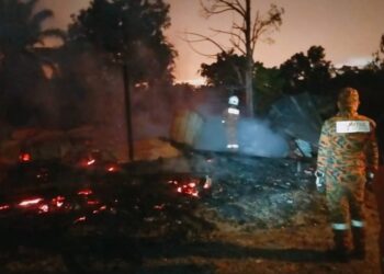 RUMAH didiami pasangan warga emas yang ranap terbakar akibat guruh dan kilat yang berlaku semalam.