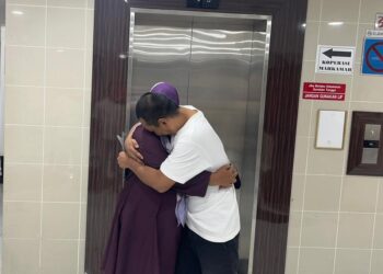 MOHD. Faizal Mazlan (kanan) memeluk ahli keluarganya sebaik sahaja dibebaskan oleh Mahkamah Tinggi Kuala Terengganu daripada pertuduhan mengedar dadah. - UTUSAN / NURSYASYA NADHIRAH ZABIDI