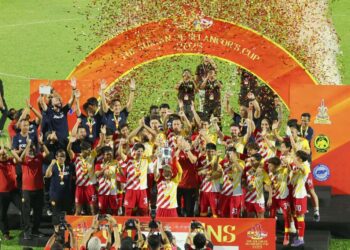Para pemain pilihan Selangor meraikan kemenangan selepas menjuarai perlawanan Piala Sultan Selangor 2025 menewaskan pasukan pilihan Singapura di Stadium Merdeka di sini semalam. - UTUSAN/FARIZ RUSADIO