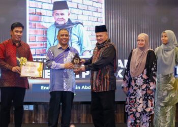 SAARANI Mohamad menyampaikan Anugerah Tokoh Sepanjang Zaman  kepada Rashidi Abdul Kharis pada majlis Anugerah Seni Negeri Perak 2025 di Ipoh semalam. - UTUSAN/MUHAMAD NAZREEN SYAH MUSTHAFA