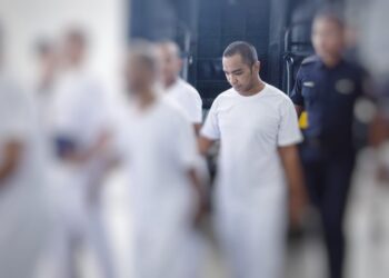 TERTUDUH (kanan) semasa dibawa polis untuk prosiding perbicaraan di Mahkamah Sesyen, Kota Bharu, Kelantan. - UTUSAN/KAMARUL BISMI KAMARUZAMAN