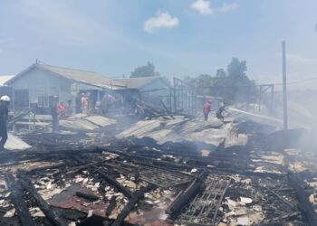 ANGGOTA bomba sukarelawan memadam kebakaran itu di Bagan Tau Chu, Pulau Ketam, Selangor hari ini.
