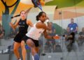 S. Sivasangari (kanan) dipaksa bekerja keras sebelum beroleh kemenangan ke atas Jasmine Hutton pada pusingan ketiga Kejohanan Skuasy Terbuka Mesir di Kaherah, Mesir, kelmarin. - IHSAN EGYPTIAN OPEN