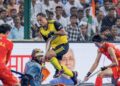 PEMAIN Speedy Tigers, Muhajir Abdu Rauf mengasak penjaga gol China dalam aksi penentuan tempat ketiga dan keempat Piala Asia 2025 di Stadium Hoki Bihar, India, kelmarin. Perlawanan berkesudahan Malaysia menang 4-1, sekali gus menduduki tempat ketiga. - IHSAN KONFEDERASI HOKI MALAYSIA