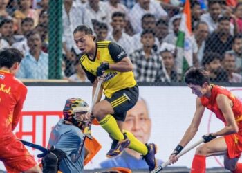 PEMAIN Speedy Tigers, Muhajir Abdu Rauf mengasak penjaga gol China dalam aksi penentuan tempat ketiga dan keempat Piala Asia 2025 di Stadium Hoki Bihar, India, kelmarin. Perlawanan berkesudahan Malaysia menang 4-1, sekali gus menduduki tempat ketiga. - IHSAN KONFEDERASI HOKI MALAYSIA