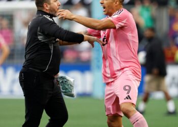 PEMAIN Inter Miami, Luis Suarez cuba dileraikan selepas terlibat dalam insiden pergaduhan ketika final Piala Liga di Seattle, semalam. - AFP