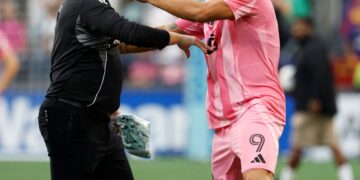PEMAIN Inter Miami, Luis Suarez cuba dileraikan selepas terlibat dalam insiden pergaduhan ketika final Piala Liga di Seattle, semalam. - AFP