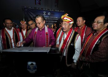 ABANG Johari Tun Openg ketika menurunkan tandatangan sebagai simbolik perasmian Hostel Komuniti DBNA, malam tadi.