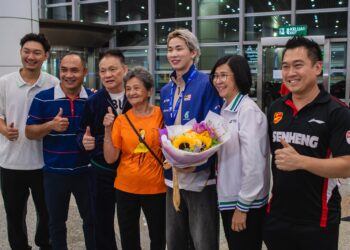 Grace Chen (dua dari kanan) menyambut kepulangan anaknya yang juga pemain beregu campuran negara, Chen Tang Jie (tiga dari kanan) dari Paris, Perancis bagi Kejohanan Badminton Dunia di Lapangan Terbang Antarabangsa Kuala Lumpur (KLIA) di sini, hari ini. - UTUSAN/FAIZ ALIF ZUBIR