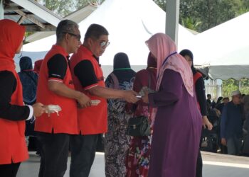 MOHAMAD Sabu (tengah) menyampaikan zakat bagi pihak Agro Bank kepada 50 penduduk pada Majlis Perasmian Bank Bergerak dan Kampung Angkat Madani Agro Bank di Kampung Pantai Mek Mas, Kota Bharu, Kelantan. - UTUSAN/MUSTAQIM MOHAMED