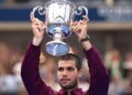 Carlos Alcaraz menjulang trofi tenis Terbuka Amerika Syarikat selepas menewaskan Jannik Sinner dalam perlawanan akhir di New York, kelmarin. - AFP