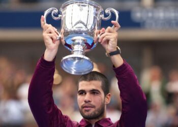 Carlos Alcaraz menjulang trofi tenis Terbuka Amerika Syarikat selepas menewaskan Jannik Sinner dalam perlawanan akhir di New York, kelmarin. - AFP