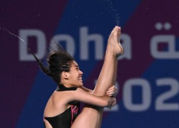 Nur Eilisha Rania Muhammad Abrar Raj meraih pingat perak acara seirama 10 meter platform wanita di Kejohanan Akuatik Asia, Ahmedabad, India kelmarin. - AFP