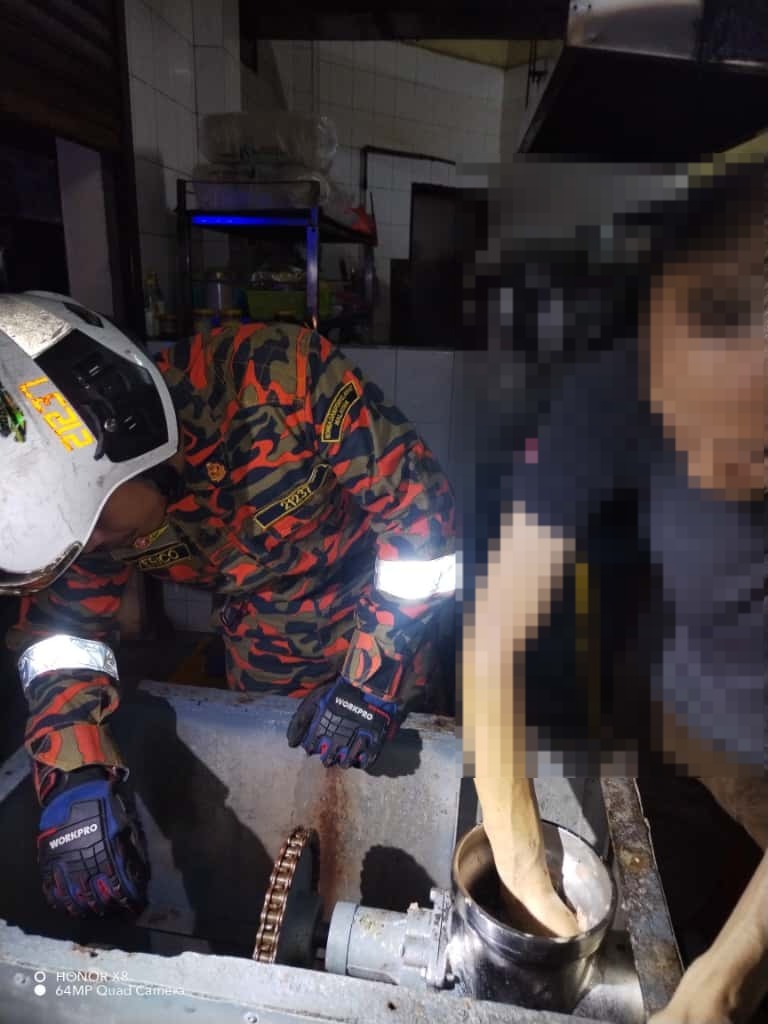Lelaki cedera tangan tersepit mesin pengisar 1 tersepit