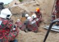 ANGGOTA bomba menjalankan operasi menyelamat mangsa tertimbus tanah di Kampung Teluk Kepayang, Bota Kiri hari ini.