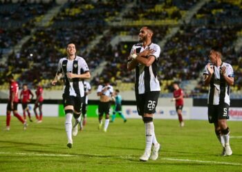 PEMAIN Terengganu FC (TFC), Rainderson Da Costa tengah) meraikan jaringan gol bersama rakan pasukan ketika bertemu Melaka FC dalam saingan Liga Super di Stadium Sultan Mizan Zainal Abidin, Gong Badak, Kuala Nerus, Terengganu malam ini. -UTUSAN/PUQTRA HAIRRY