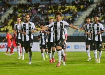AKHYAR Rashid (tengah) meraikan jaringan gol bersama rakan pasukan ketika Terengganu FC (TFC) bertemu Imigresen FC dalam saingan Piala FA di Stadium Sultan Mizan Zainal Abidin, Gong Badak, Kuala Nerus, Terengganu malam ini. -UTUSAN/PUQTRA HAIRRY