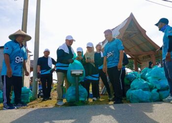 MUSTAKIM  Mohamad (dua dari kiri) menimbang sampah yang dikutip pada  Program Penjagaan Pantai dan Surau  di Pantai Pandak, Chendering, Kuala Terengganu. - UTUSAN / ERMA YUSNIDA JUSOH