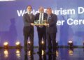 Tiong King Sing menyerahkan simbolik plug tuan rumah Hari Pelancongan Sedunia (WTD) dan Persidangan Pelancongan Sedunia (WTC) 2026 kepada El Salvador yang diwakili Duta di Singapura, Jaime Jose Lopez Badia di Banda Hilir, Melaka. – UTUSAN/AMRAN MULUP