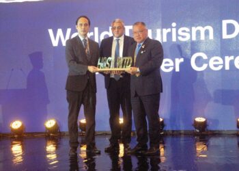 Tiong King Sing menyerahkan simbolik plug tuan rumah Hari Pelancongan Sedunia (WTD) dan Persidangan Pelancongan Sedunia (WTC) 2026 kepada El Salvador yang diwakili Duta di Singapura, Jaime Jose Lopez Badia di Banda Hilir, Melaka. – UTUSAN/AMRAN MULUP