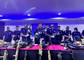SENJATA tiruan yang dibeli secara dalam talian dirampas dalam serbuan dilakukan di Padangan Hangus, Gebeng di Kuantan, Pahang.