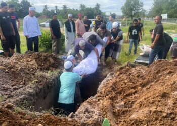JENAZAH Allahyarham Mohd. Jelani Jaafar dikebumikan di Tanah Perkuburan Islam Kampung Lembah, Pasir Puteh, Kelantan. - UTUSAN/TOREK SULONG