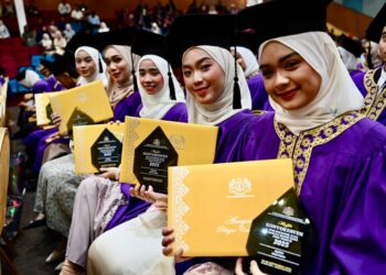 ANTARA graduan yang hadir pada Majlis Konvokesyen kali ke-48 Politeknik dan Kolej Komuniti Zon Timur 2025 di Dewan Al Muktafi Billah Shah, Universiti Sultan Mizan Zainal Abidin (UniSZA), Kuala Nerus, Terengganu. - UTUSAN/PUQTRA HAIRRY