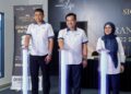 JOHARI Shukri Jamil (tengah), Ketua Pegawai Operasi UDA Holdings Bhd, Azrudyn Rashid (kiri), dan Ketua Pegawai Operasi UDA Land Sdn Bhd, Zaiwati Othman (kanan) pada Majlis pelancaran UDA Signature Dreams, di 38 Bangsar Residency, semalam. -UTUSAN/SHIDDIEQIIN ZON