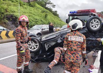 ANGGOTA bomba membantu menyelamatkan mangsa kemalangan di Kilometer 257, Lebuh Raya Utara-selatan arah utara di Kuala Kangsar hari ini.